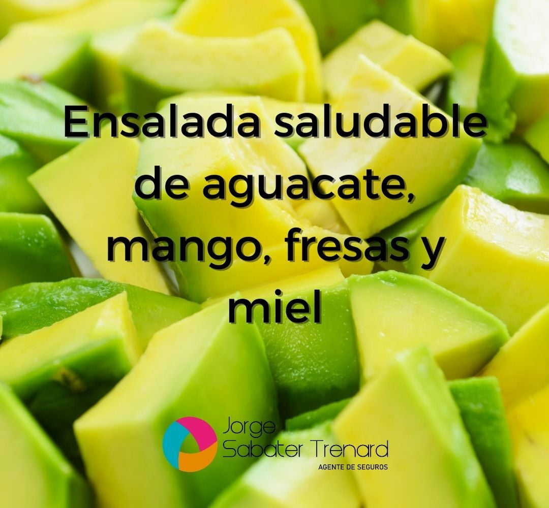 Ensalada saludable de aguacate, mango, fresas y miel